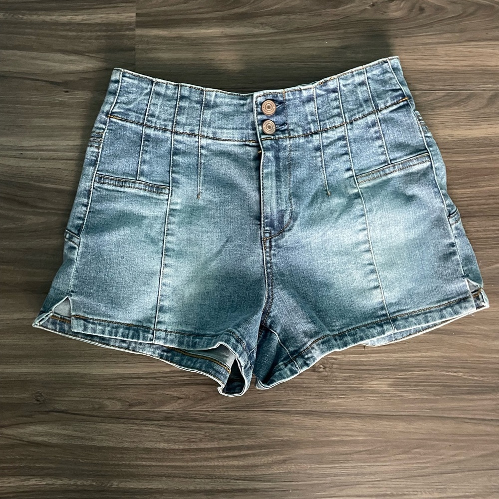 Denim shorts with star pockets